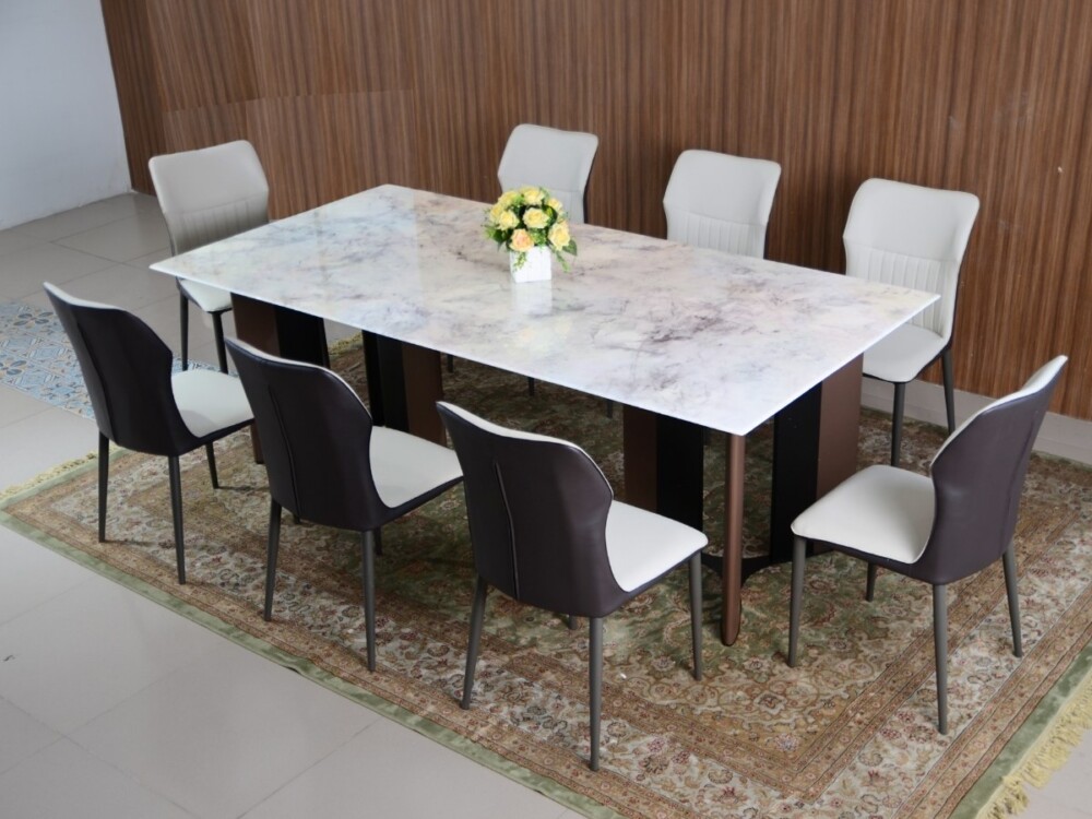 Bộ bàn ăn mặt đá BAQ51-22 được chụp ngang tầm mắt, trưng bày 10 ghế ăn bọc da với sự kết hợp màu sắc nâu đậm và trắng kem…