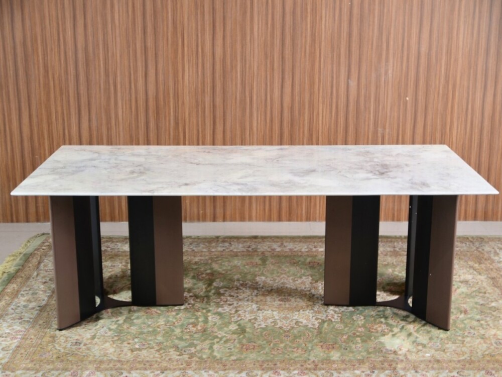 Cận cảnh bàn ăn mặt đá 2m2 BAQ51-22 nhìn trực diện, tập trung vào mặt bàn đá pha lê nhân tạo vân mây tự nhiên và phần chân…