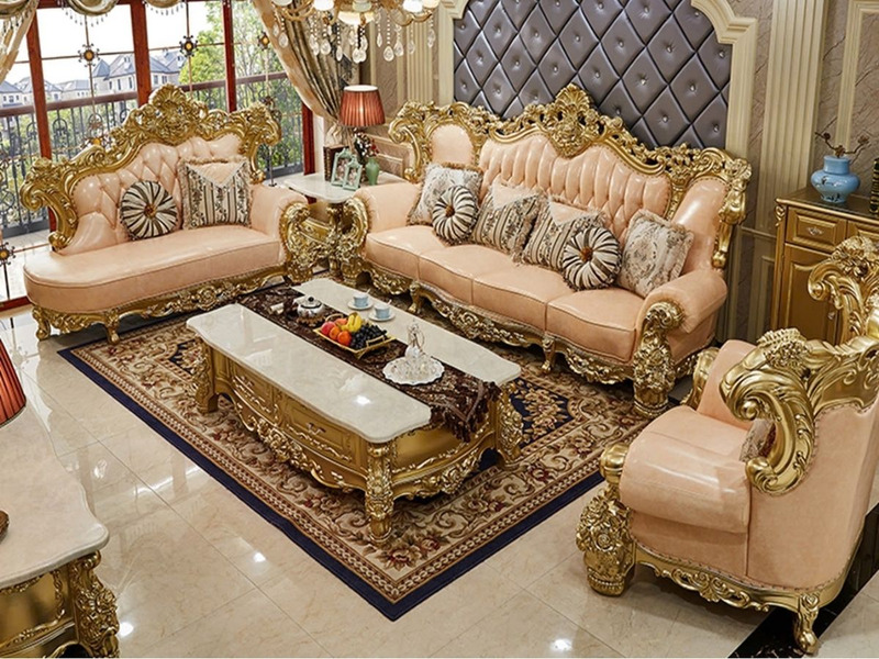 Bộ sofa tân cổ điển quý tộc gồm một băng ba, một băng đôi và một ghế đơn, được chụp từ góc hơi cao trong không gian phòng…