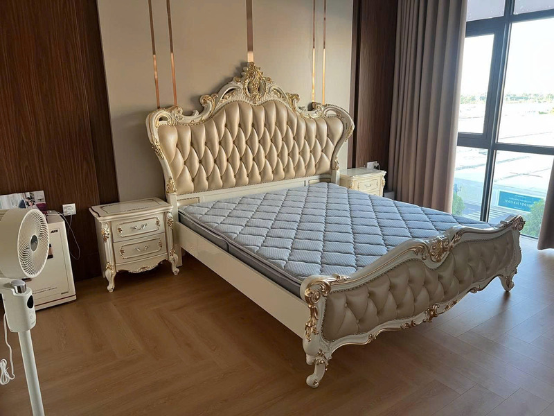 Giường ngủ bọc da GIB22-18 chụp từ góc thấp hơn, cho thấy rõ hơn phần đuôi giường và chân giường. Giường có thiết kế tân c…