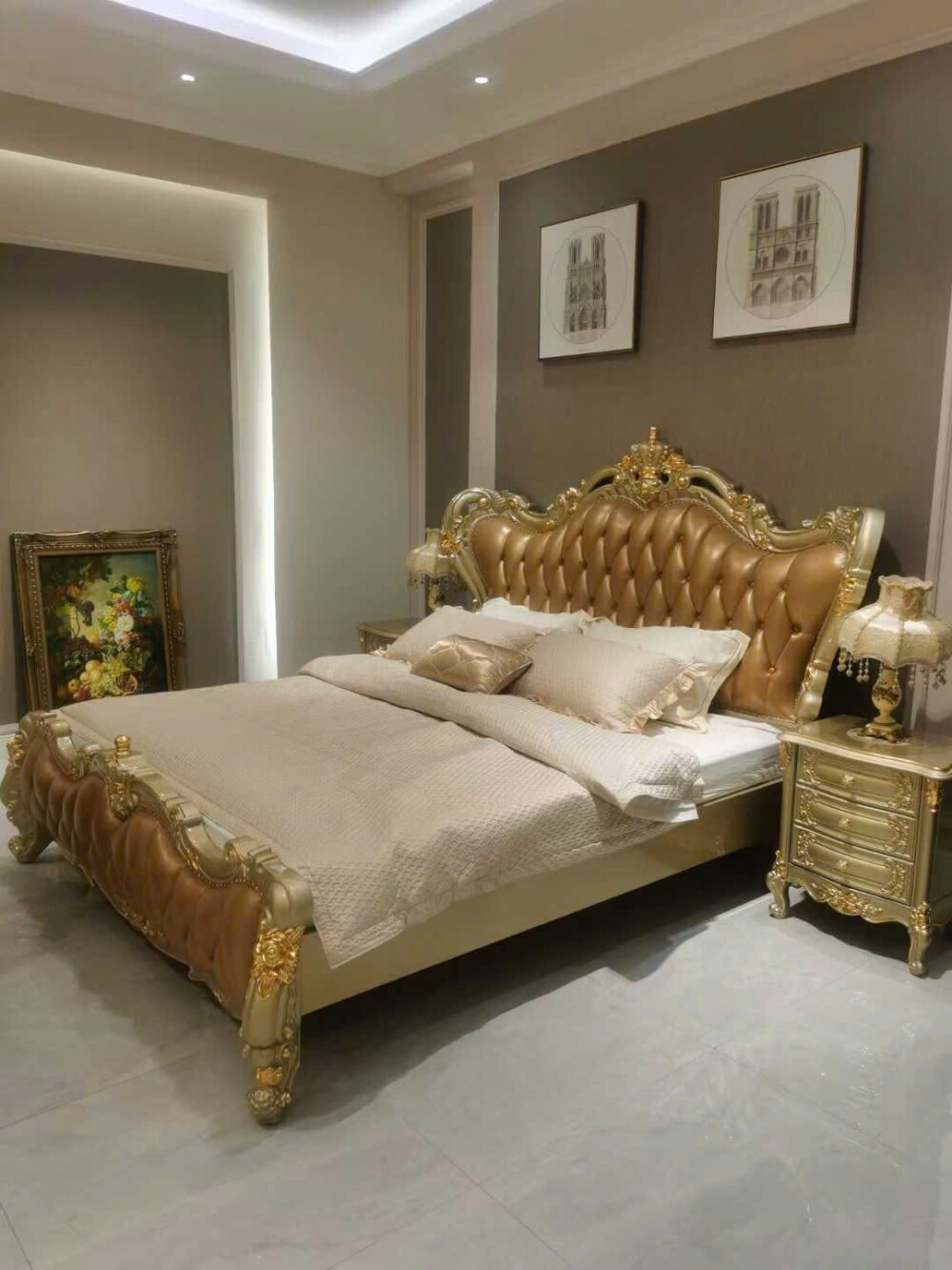 Giường ngủ tân cổ điển GIB68-20 được chụp từ góc nghiêng, đặt trong một phòng ngủ có tông màu trung tính. Giường có đầu gi…