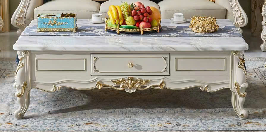 Cận cảnh bàn trà tân cổ điển BTA20-15 với góc chụp hơi chếch, làm nổi bật chi tiết hộc kéo ở giữa và các đường cong mềm mạ…