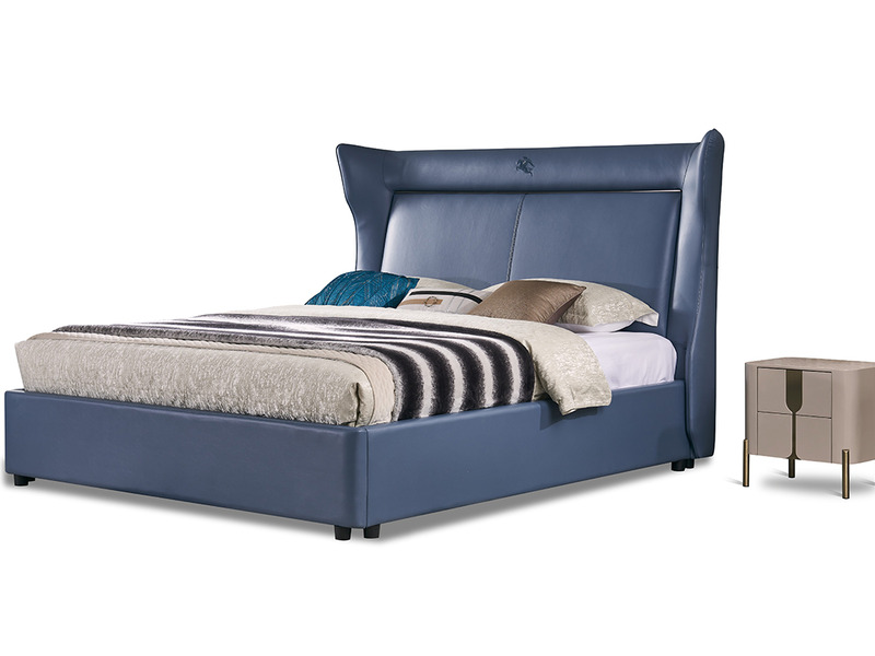 Giường ngủ bọc da sang trọng GIQF295-18 màu xanh dương, được chụp nghiêng từ phía trước bên phải. Đầu giường cao, có cánh…