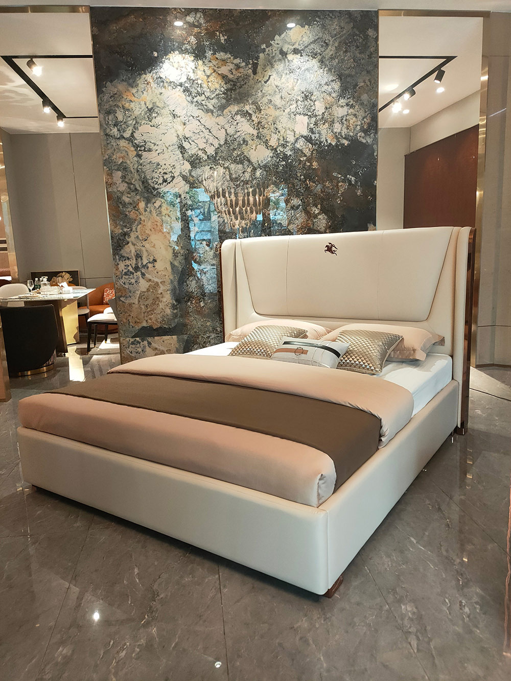 Giường ngủ bọc da GIQF801-20 được đặt trong không gian phòng ngủ mẫu tại showroom Gia Khánh, chụp từ góc chéo. Giường có m…