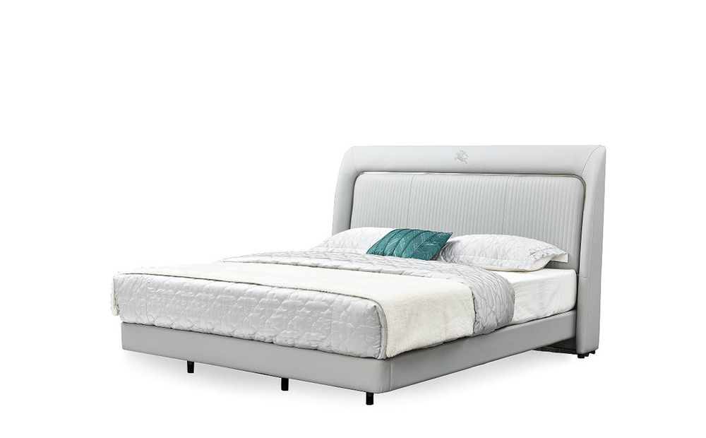Giường ngủ bọc da GIQF806-18 được chụp từ góc hơi chếch phía trước, nổi bật phần đầu giường cao với thiết kế cong nhẹ hai…