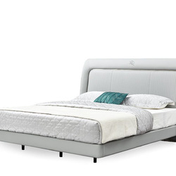Giường ngủ bọc da GIQF806-18 được chụp từ góc hơi chếch phía trước, nổi bật phần đầu giường cao với thiết kế cong nhẹ hai…