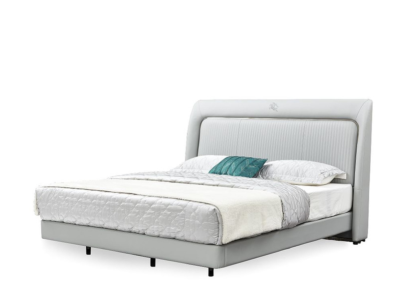 Giường ngủ bọc da GIQF806-18 được chụp từ góc hơi chếch phía trước, nổi bật phần đầu giường cao với thiết kế cong nhẹ hai…