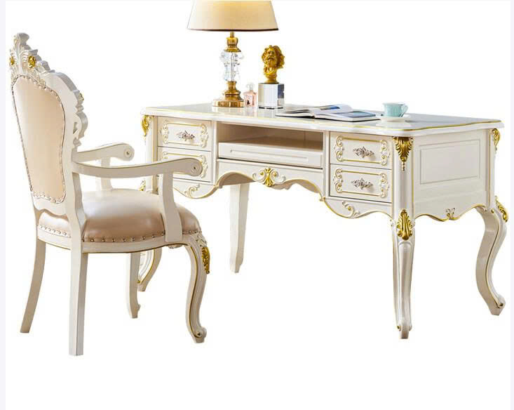 Bàn làm việc tân cổ điển màu trắng ngọc trai, chụp chính diện. Mặt bàn rộng, nhiều ngăn kéo, tay nắm mạ vàng đồng. Chi tiế…