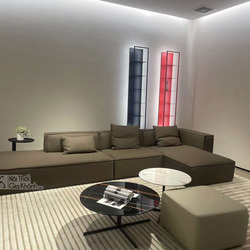 Bộ sofa góc trái SF1801B màu nâu đậm được trưng bày trong showroom của Nội Thất Gia Khánh, với ánh sáng dịu nhẹ và hai cột…