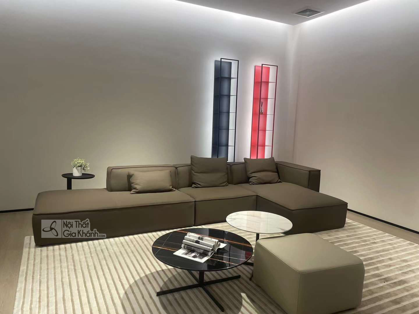 Bộ sofa góc trái SF1801B màu nâu đậm được trưng bày trong showroom của Nội Thất Gia Khánh, với ánh sáng dịu nhẹ và hai cột…