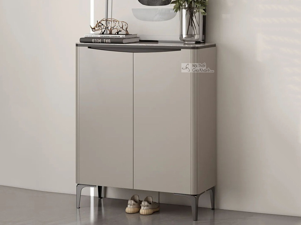 Tủ giày TD3101 được chụp chính diện, hơi chếch sang phải, nổi bật với thiết kế hiện đại, tối giản. Tủ có hai cánh cửa phẳn…