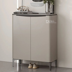Tủ giày TD3101 được chụp chính diện, hơi chếch sang phải, nổi bật với thiết kế hiện đại, tối giản. Tủ có hai cánh cửa phẳn…