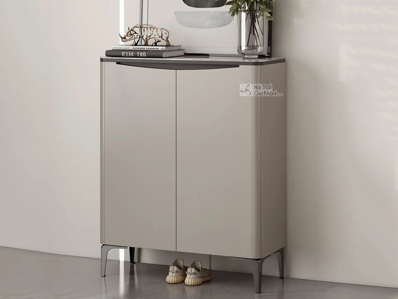 Tủ giày TD3101 được chụp chính diện, hơi chếch sang phải, nổi bật với thiết kế hiện đại, tối giản. Tủ có hai cánh cửa phẳn…