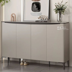 Tủ giày hiện đại TD3105 chụp cận cảnh từ góc thấp, đặt trong không gian tiền sảnh. Tủ có bốn cánh mở màu nâu xám nhạt, mặt…