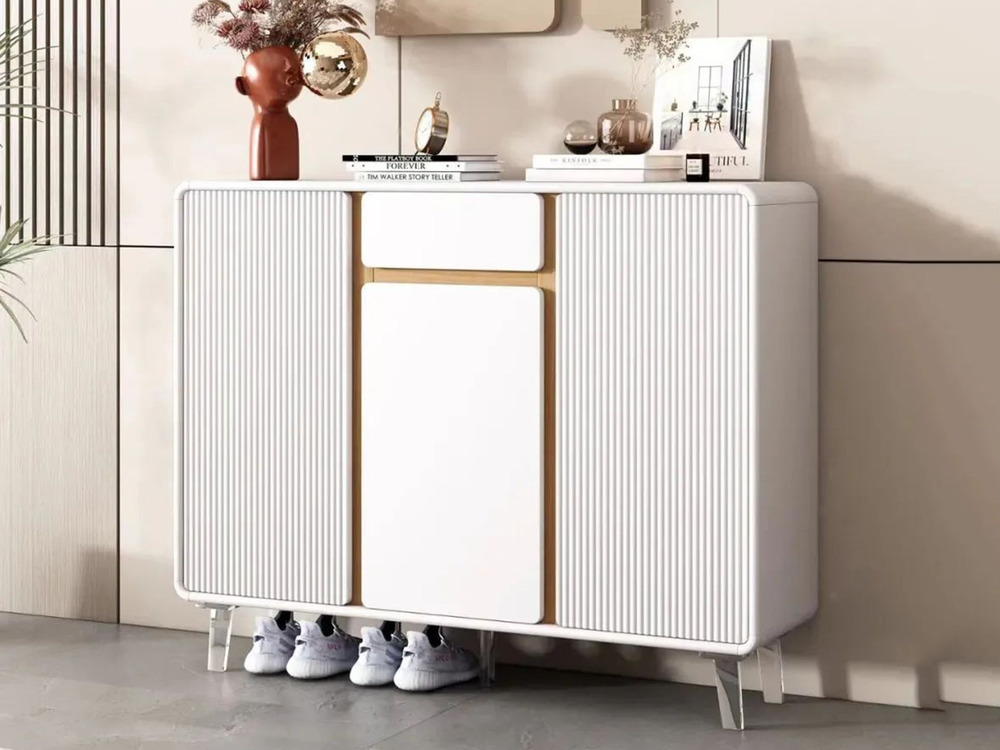 Tủ giầy TDB803 hiện đại được chụp chính diện, nổi bật với thiết kế tối giản màu trắng kết hợp các chi tiết sọc dọc và đườn…