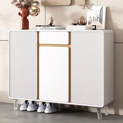 Tủ giầy TDB803 hiện đại được chụp chính diện, nổi bật với thiết kế tối giản màu trắng kết hợp các chi tiết sọc dọc và đườn…