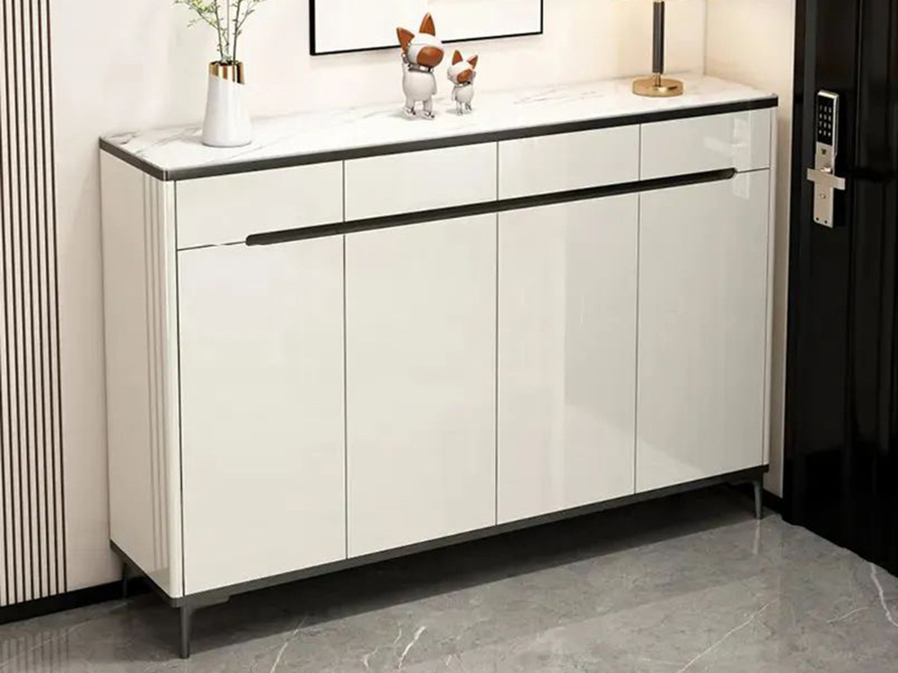 Tủ giầy hiện đại TDHB140 được chụp chính diện, nổi bật với thiết kế tối giản, màu trắng bóng sang trọng. Tủ có bốn cánh mở…