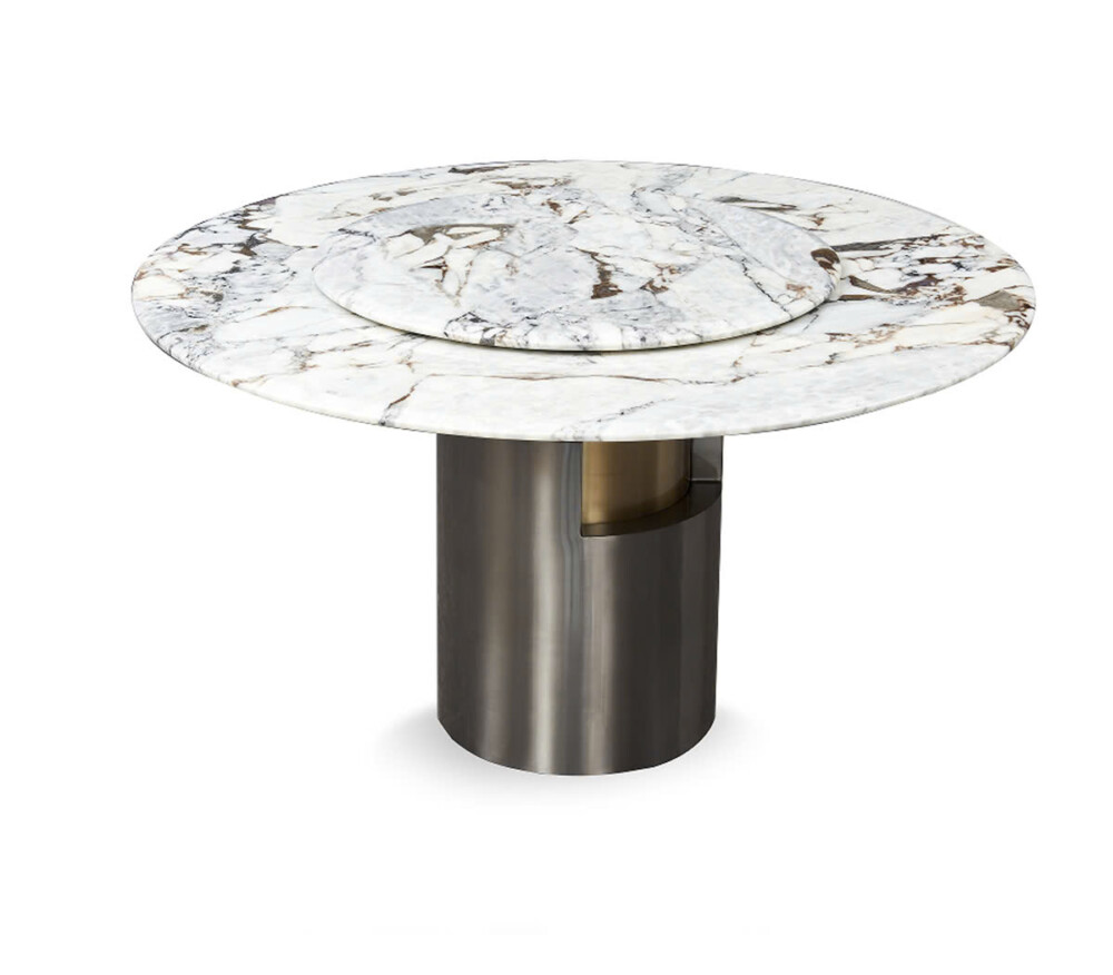 Bàn ăn BAQT226-135 chụp từ góc hơi cao, tập trung vào mặt bàn và phần chân trụ. Mặt bàn đá cẩm thạch tự nhiên với các đườn…