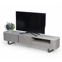 Kệ tivi hiện đại KTKD9861-20 được chụp góc 3/4 trên nền trắng studio, làm nổi bật thiết kế tối giản với các góc bo tròn mề…