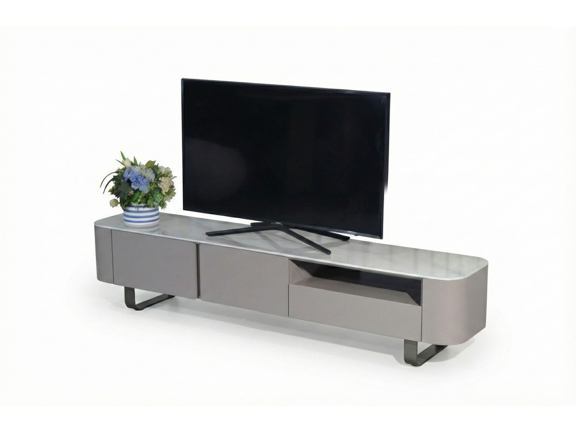 Kệ tivi hiện đại KTKD9861-20 được chụp góc 3/4 trên nền trắng studio, làm nổi bật thiết kế tối giản với các góc bo tròn mề…