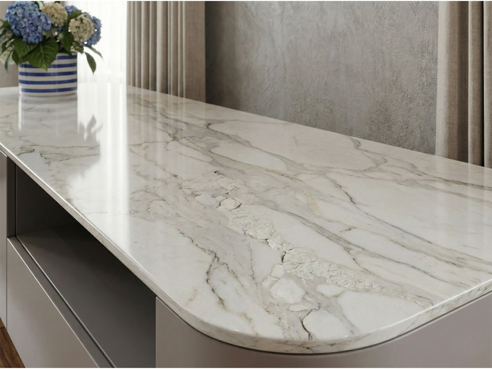 Chi tiết mặt đá vi tinh thể của kệ tivi KTKD9861-20, thể hiện rõ các đường vân xám tự nhiên trên nền trắng, tạo vẻ đẹp san…