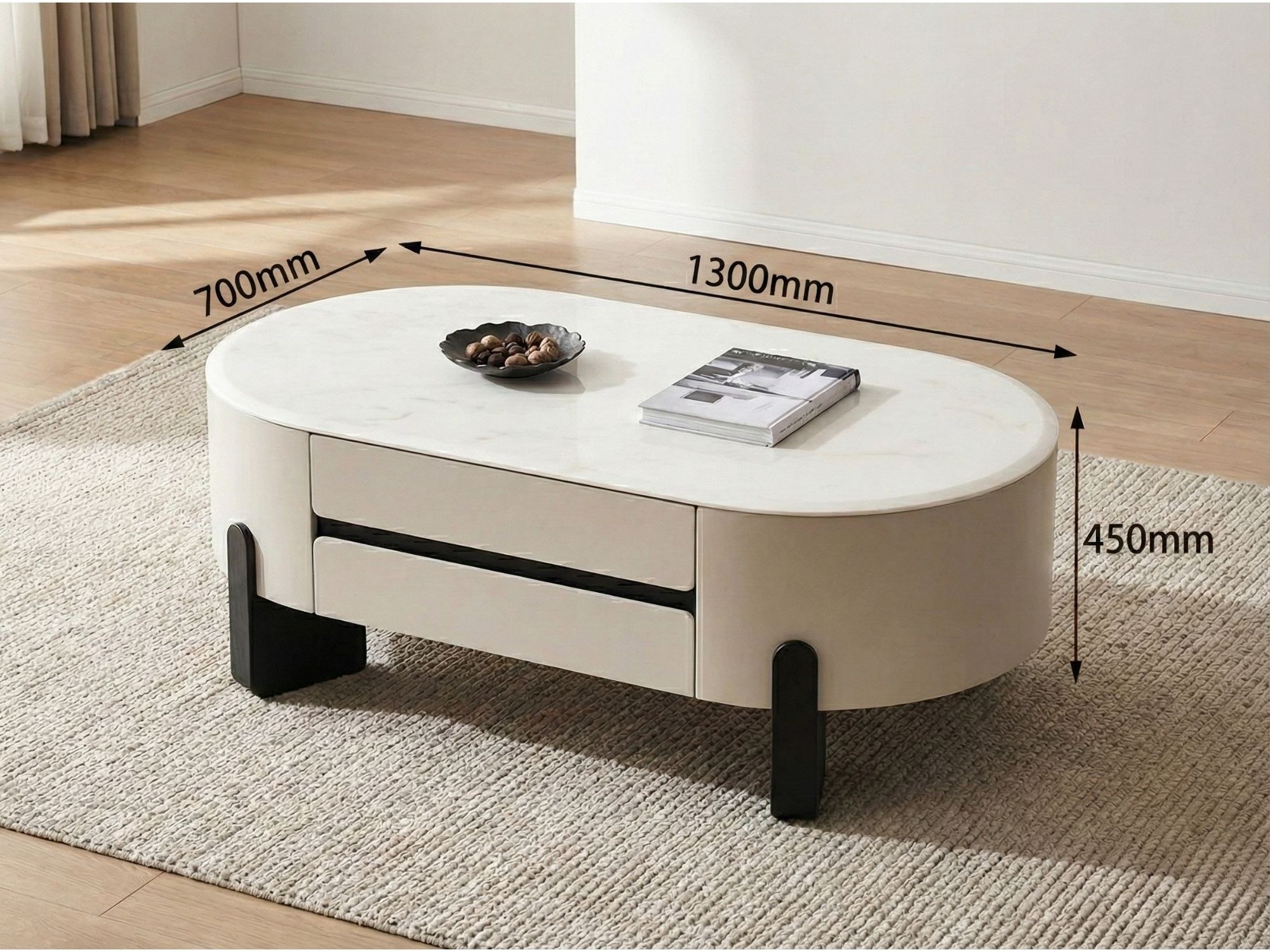 Bàn trà hình oval được chụp từ góc nghiêng, hiển thị rõ kích thước chiều dài 1300mm, chiều rộng 700mm và chiều cao 450mm…