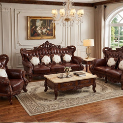 Bộ sofa tân cổ điển SB919GG-123 gồm một ghế băng ba, một ghế băng đôi và một ghế đơn, bọc da bò màu nâu sang trọng, đặt tr…