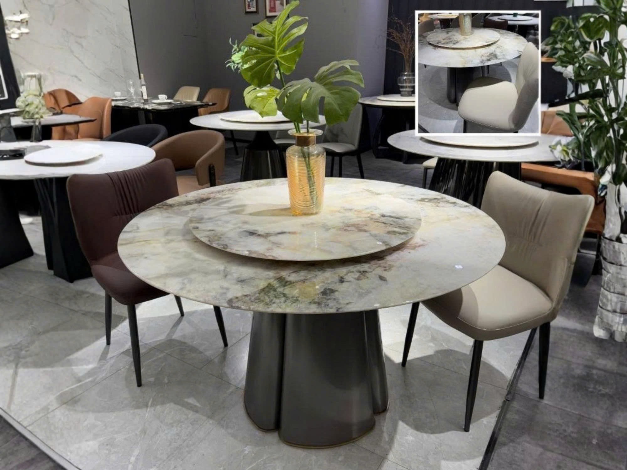 Bàn ăn tròn mặt đá mâm xoay BA841-135 được trưng bày tại showroom của Nội Thất Gia Khánh. Bàn nổi bật với chân inox màu xá…