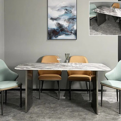 Bàn ăn mặt đá hiện đại BAQ21-16 được chụp chính diện trong không gian phòng ăn tối giản. Bàn có mặt đá siêu pha lê màu trắ…