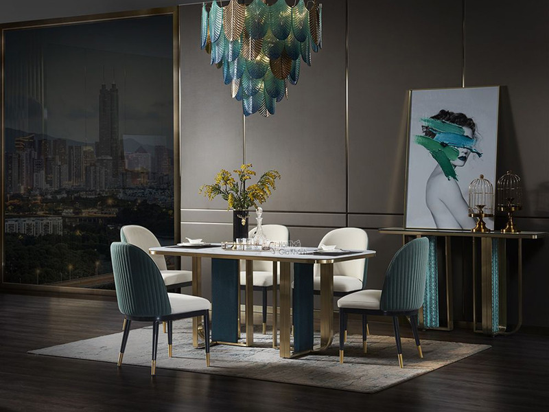 Bàn ăn mặt đá 1m8 BAQT163-18 phong cách Luxury, chụp từ góc hơi chếch bên trái, làm nổi bật mặt đá phiến mờ màu trắng vân…