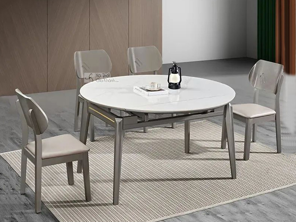 Bộ bàn ăn thông minh BAZB2-130 được chụp từ góc hơi chếch, nổi bật bàn tròn mặt đá phiến trắng vân mây cùng khung gỗ Sồi m…