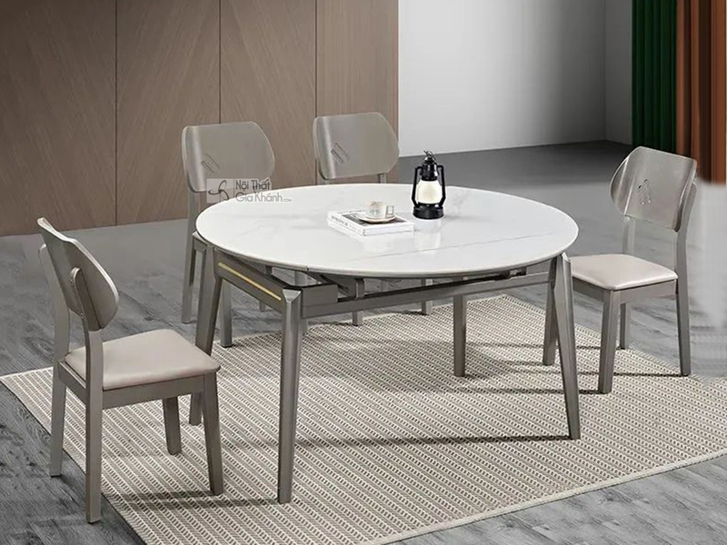 Bộ bàn ăn thông minh BAZB2-130 được chụp từ góc hơi chếch, nổi bật bàn tròn mặt đá phiến trắng vân mây cùng khung gỗ Sồi m…