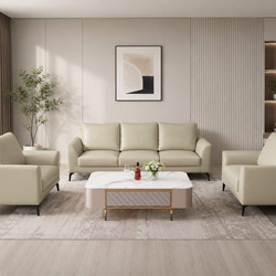 Bộ sofa Matera E001-113 da Nano màu kem nhạt, gồm một ghế băng dài, một ghế băng nhỏ và một ghế đơn, được bố trí trong phò…