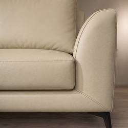 Cận cảnh tay vịn và đệm tựa của ghế sofa E001-113 da Nano màu kem nhạt. Tay vịn được thiết kế bo tròn mềm mại, kết hợp với…