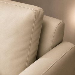Cận cảnh góc ghế sofa E001-113 da Nano màu kem nhạt, tập trung vào phần tựa lưng và đệm ngồi. Các đường may tinh xảo và ch…
