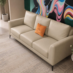 Ghế băng 3 của bộ sofa E001-113 da Nano màu kem nhạt, chụp từ góc thấp, làm nổi bật chất liệu da Nano cao cấp và đường may…