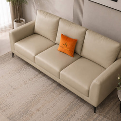 Ghế băng 3 của bộ sofa E001-113 da Nano màu kem nhạt, chụp từ góc nghiêng, thể hiện rõ độ êm ái của đệm mút và sự mềm mại…