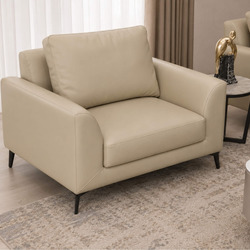 Ghế đơn của bộ sofa E001-113 da Nano màu kem nhạt, chụp từ góc nghiêng cận cảnh, làm nổi bật chất liệu da Nano mềm mại và…