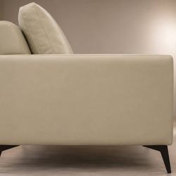 Chi tiết phần hông và chân ghế của bộ sofa E001-113 da Nano màu kem nhạt. Chân ghế làm từ kim loại màu đen với thiết kế mả…