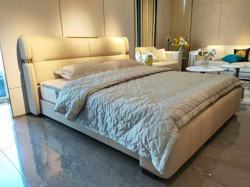 Giường ngủ bọc da GIC116-18 màu kem sang trọng, được chụp từ góc thấp phía trước, nổi bật với đầu giường bọc da mềm mại có…