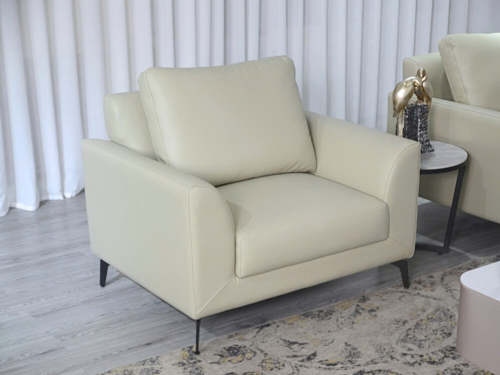 Ghế đơn của bộ sofa E001-113 da Nano màu kem nhạt, chụp chính diện. Ghế có thiết kế nhỏ gọn, đệm ngồi và tựa lưng dày dặn…