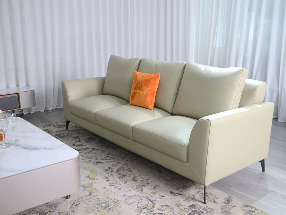 Ghế băng 3 của bộ sofa E001-113 da Nano màu kem nhạt, chụp chính diện. Thiết kế đơn giản, thanh lịch với tay vịn thấp và c…