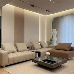 Toàn cảnh bộ sofa góc L SBH361 với hai tông màu kem và nâu da bò, được bố trí trong phòng khách rộng rãi. Thiết kế sofa tố…