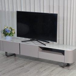 Kệ tivi hiện đại KTKD9861-20 với thiết kế cố định, mặt đá vi tinh thể màu trắng vân xám sang trọng, khung gỗ MFC màu xám n…