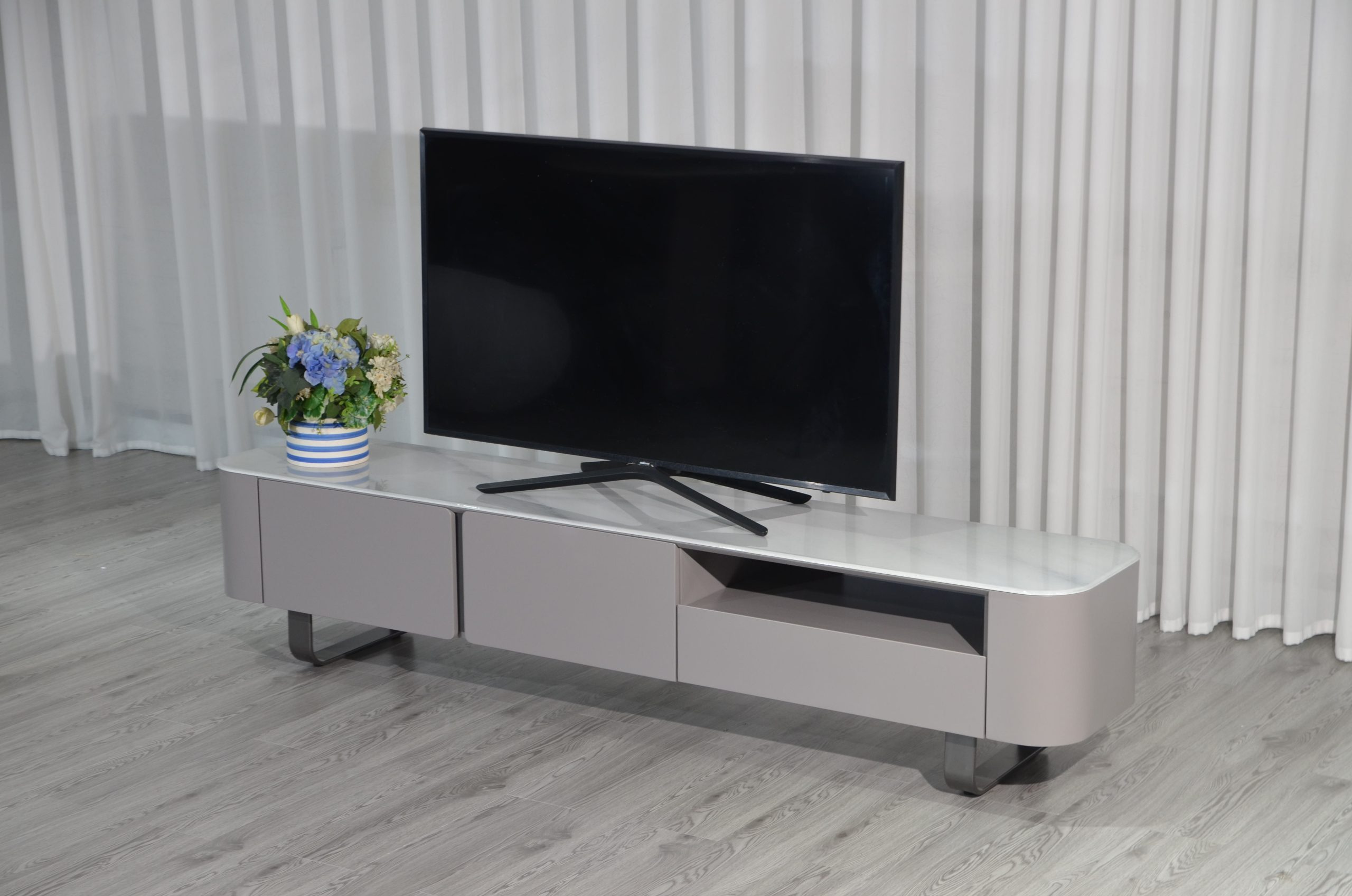 Kệ tivi hiện đại KTKD9861-20 với thiết kế cố định, mặt đá vi tinh thể màu trắng vân xám sang trọng, khung gỗ MFC màu xám n…