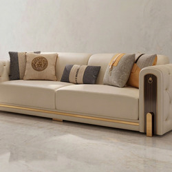 Sofa Luxury băng 4 SF-Q016-4 màu kem nhạt, chụp cận cảnh từ góc thấp, nổi bật đường nét hiện đại kết hợp tân cổ điển. Tay…