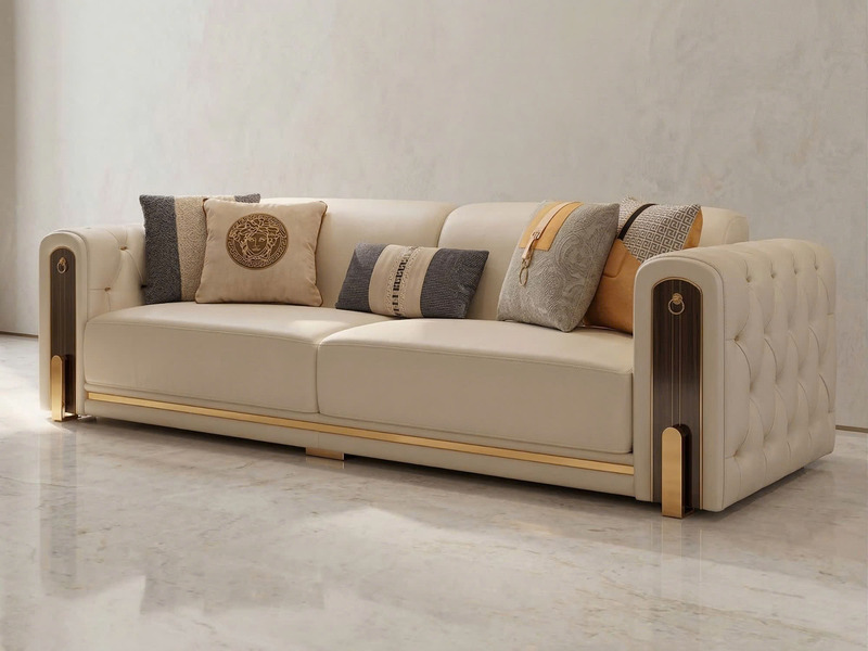 Sofa Luxury băng 4 SF-Q016-4 màu kem nhạt, chụp cận cảnh từ góc thấp, nổi bật đường nét hiện đại kết hợp tân cổ điển. Tay…