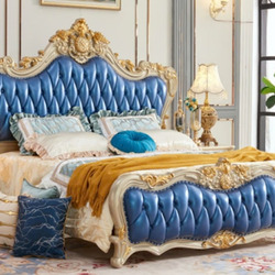 Giường ngủ tân cổ điển GIB06-20 được chụp cận cảnh trong một phòng ngủ sáng sủa, hơi chếch sang phải. Giường có thiết kế đ…