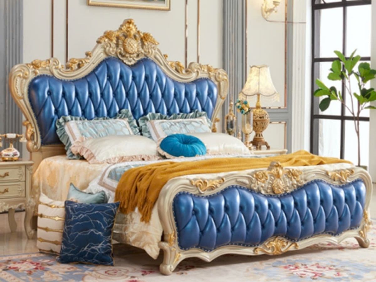 Giường ngủ tân cổ điển GIB06-20 được chụp cận cảnh trong một phòng ngủ sáng sủa, hơi chếch sang phải. Giường có thiết kế đ…