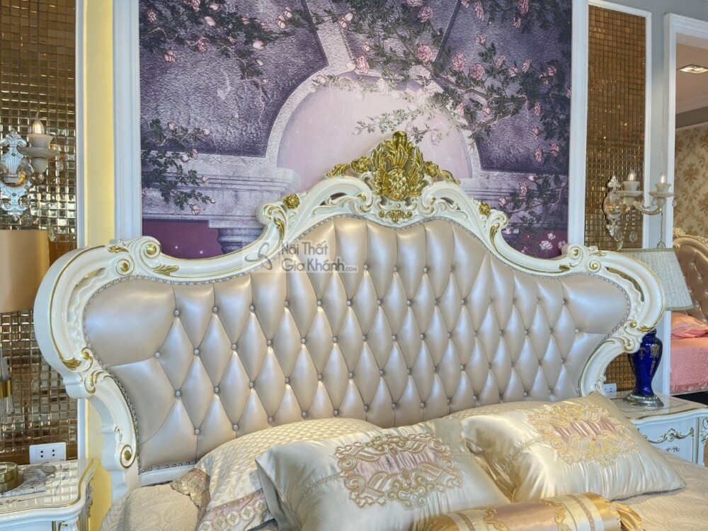 Góc chụp cận đầu giường GIB21-18 tại showroom, nổi bật với phần bọc da màu kem chần nút và khung gỗ sồi chạm khắc tinh xảo…